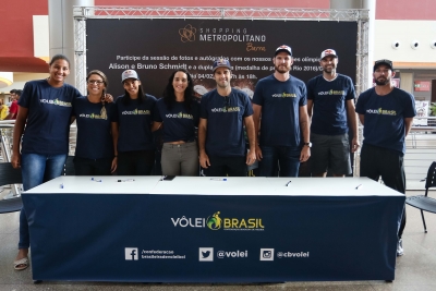 Rio de Janeiro (RJ) - 04.02.2017 - Sessão de autógrafos Gigantes da Praia