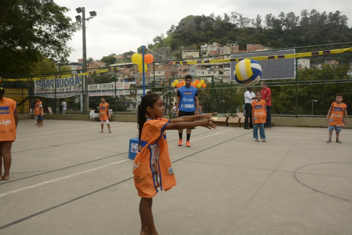 Campeã olímpica Fabi visita núcleo de Rio das Pedras (RJ) nesta quinta-feira