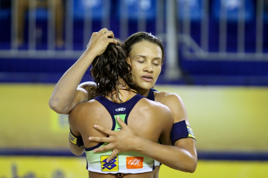 Nova geração e parceria perto da despedida avançam às semis no feminino