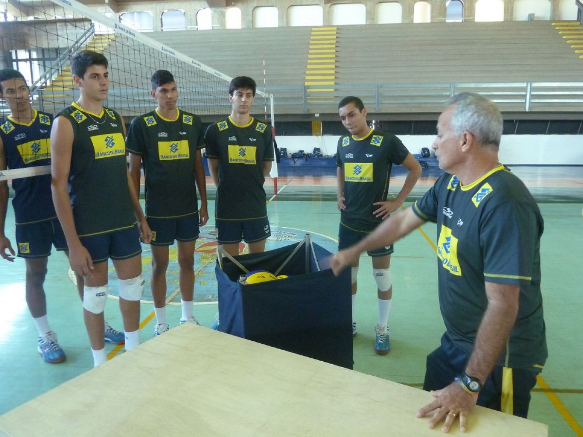 Masashi Nambu, técnico da seleção japonesa masculina, assiste jogo da Superliga  