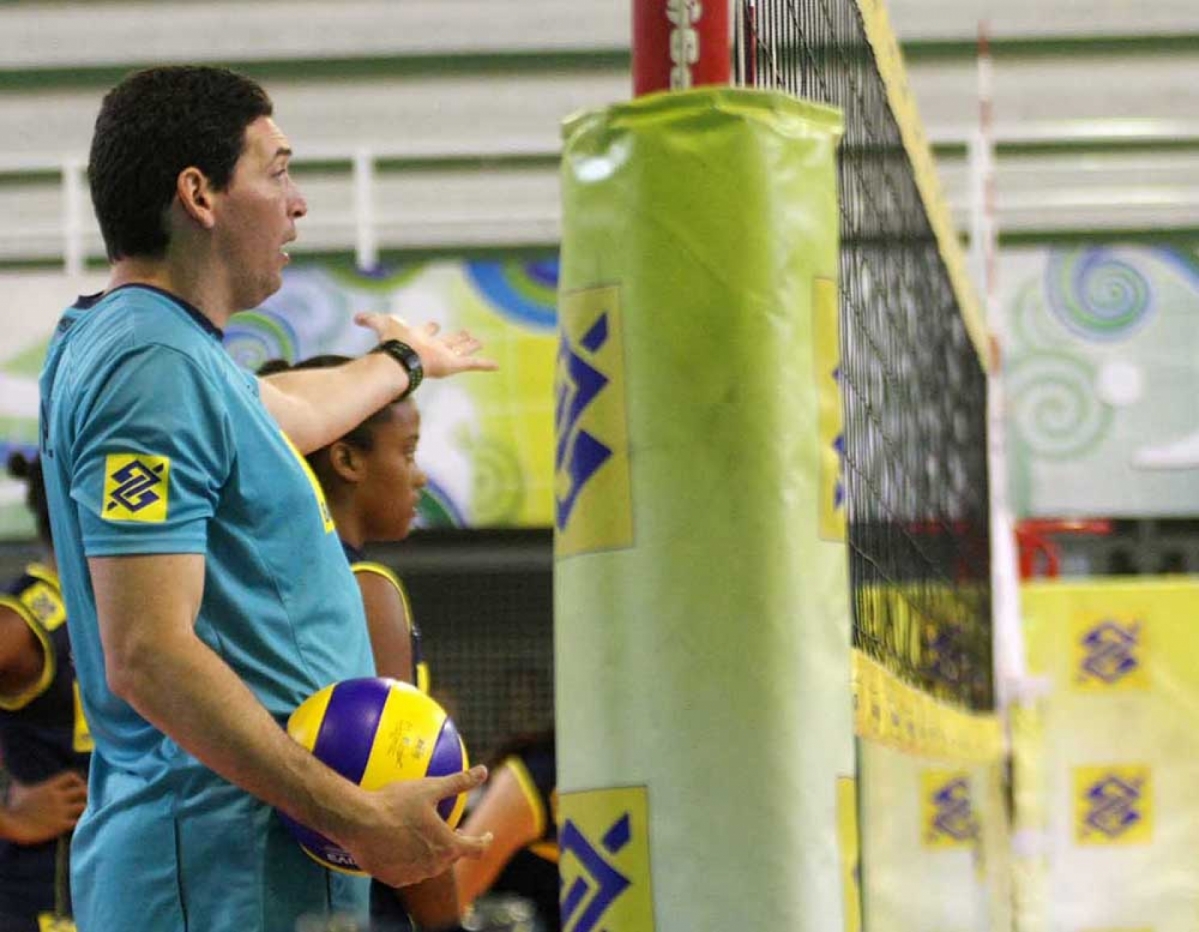 Técnico Maurício Thomas faz primeira convocação do ano