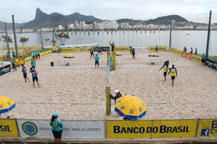 Sob olhares de campeão olímpico, semifinais são definidas na Urca (RJ)