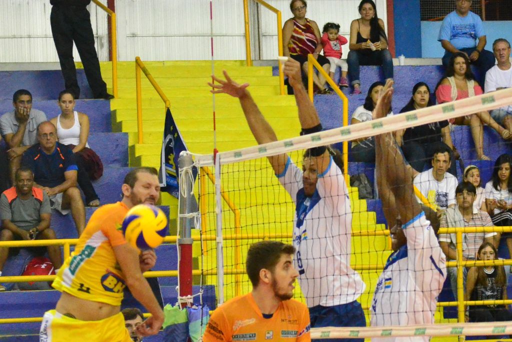 Em cinco sets, Montes Claros Vôlei vence o São José Vôlei 