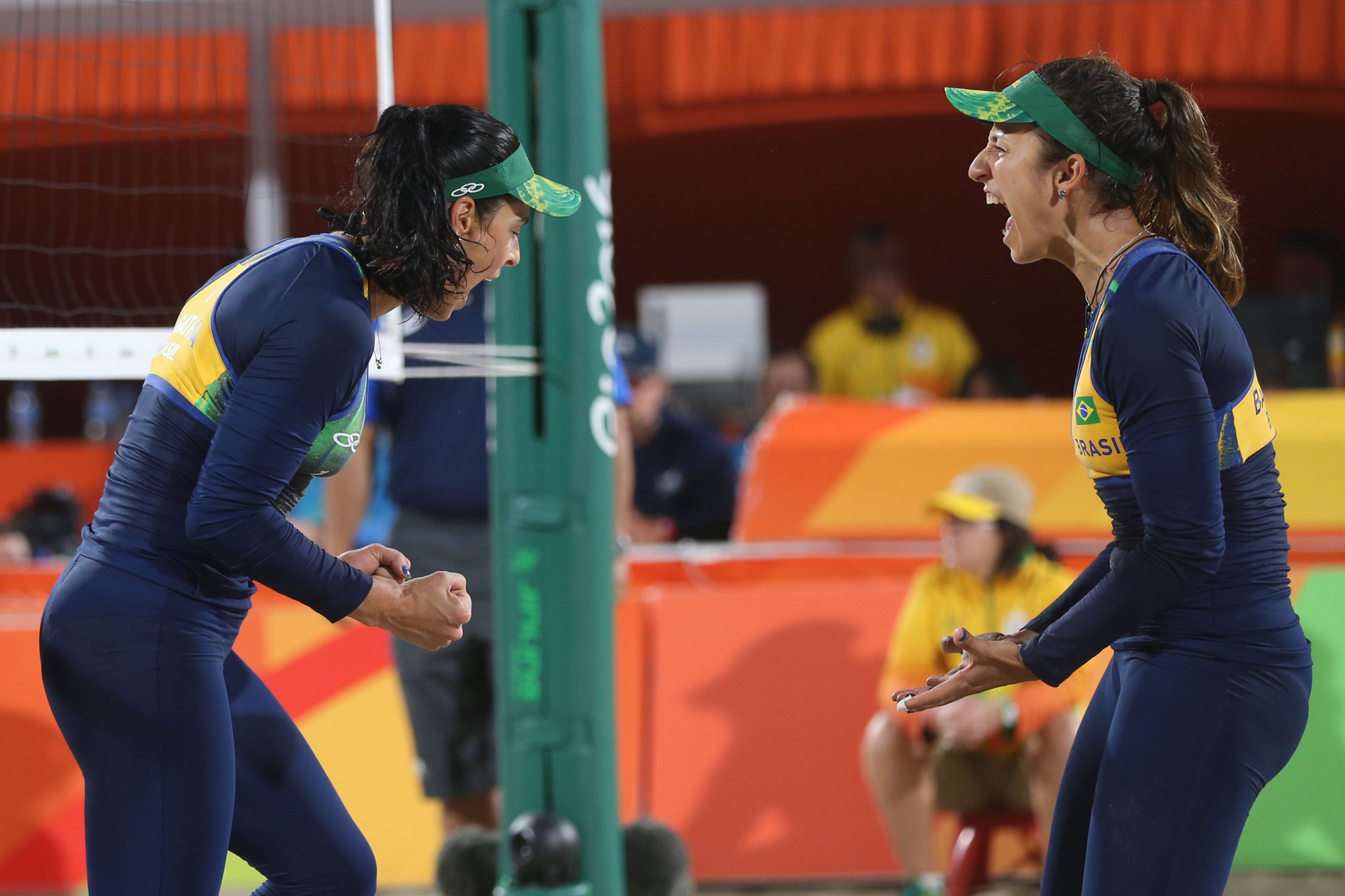 Ágatha e Bárbara superam russas, vão à semifinal e garantem medalha ao Brasil