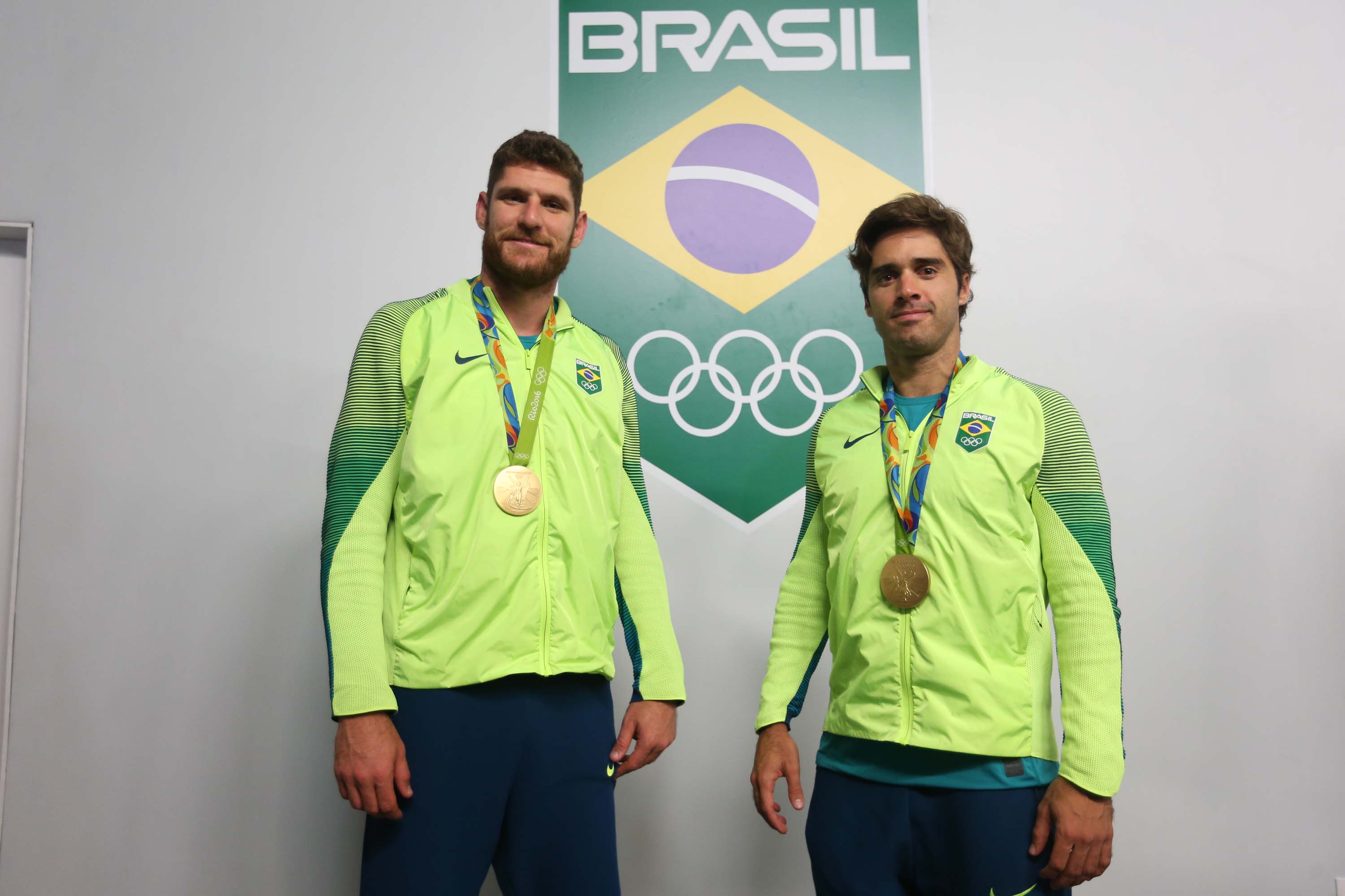 Alison e Bruno elogiam estrutura oferecida e entregam medalha ao técnico da dupla 