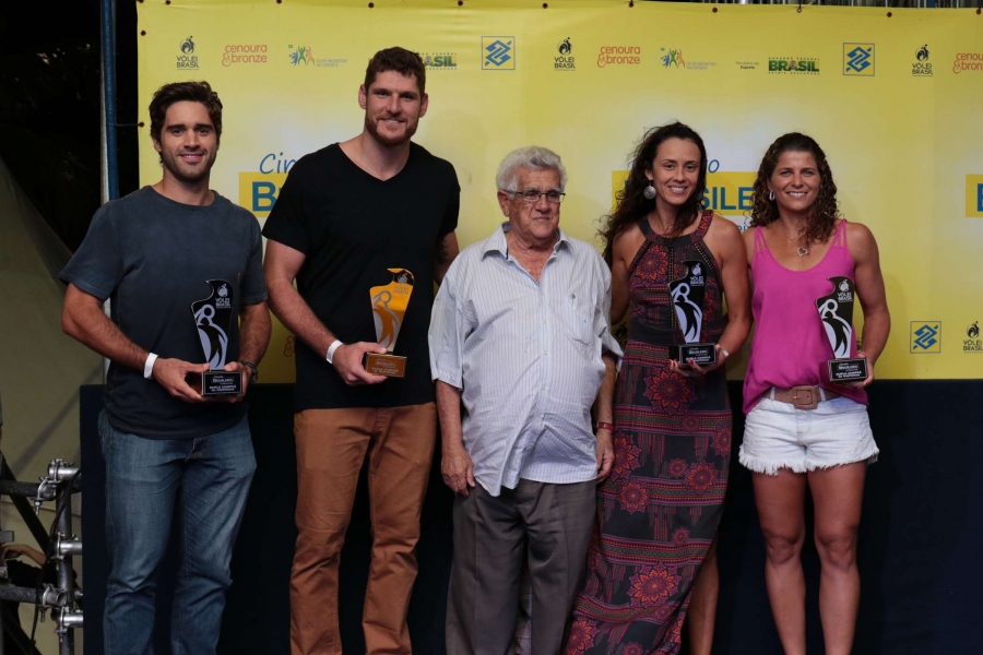 Bruno Schmidt e Larissa são eleitos melhores da temporada 2015/2016