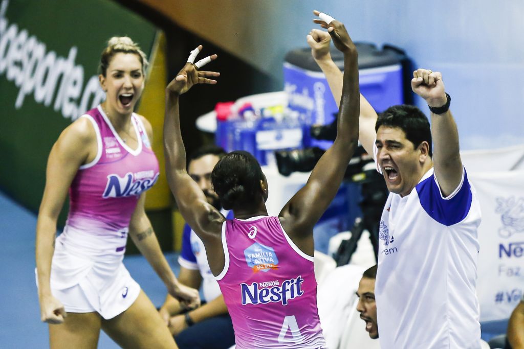 Em casa, Vôlei Nestlé supera Rexona-AdeS e larga na frente no playoff das semifinais 