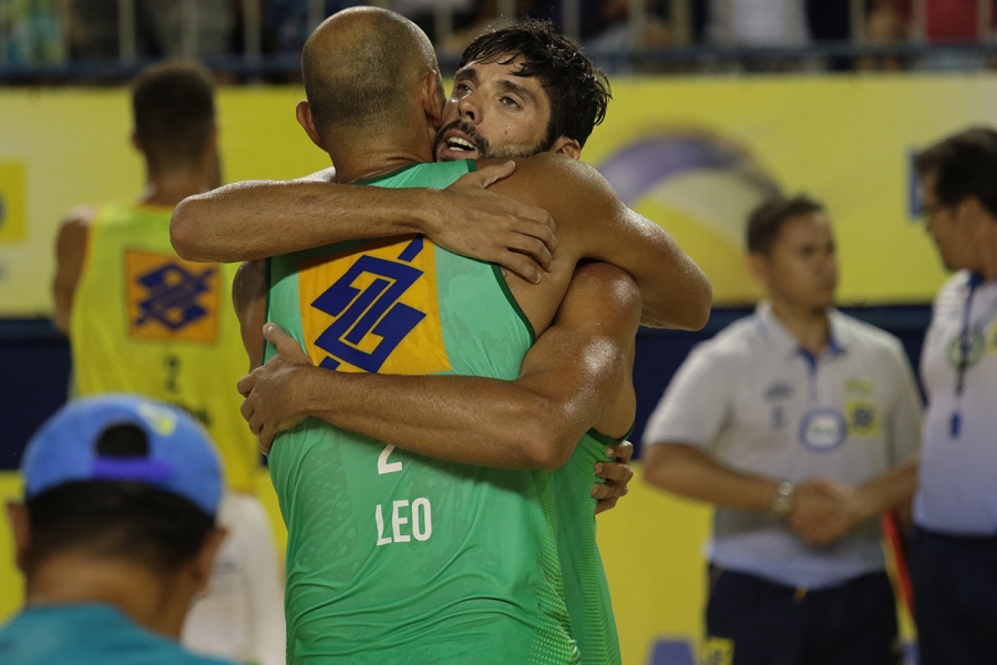 Leo Gomes e Bernat chegam à final pela primeira vez