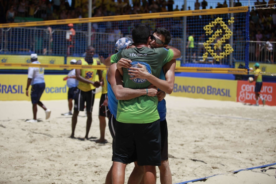 Oscar e André Stein estreiam parceria com medalha de ouro em Niterói 