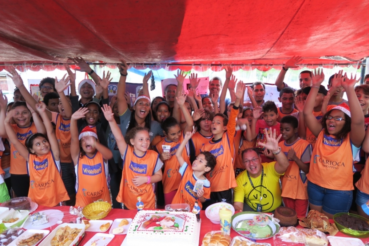 Colaboradores fazem a festa com crianças do Núcleo Carioca Shopping