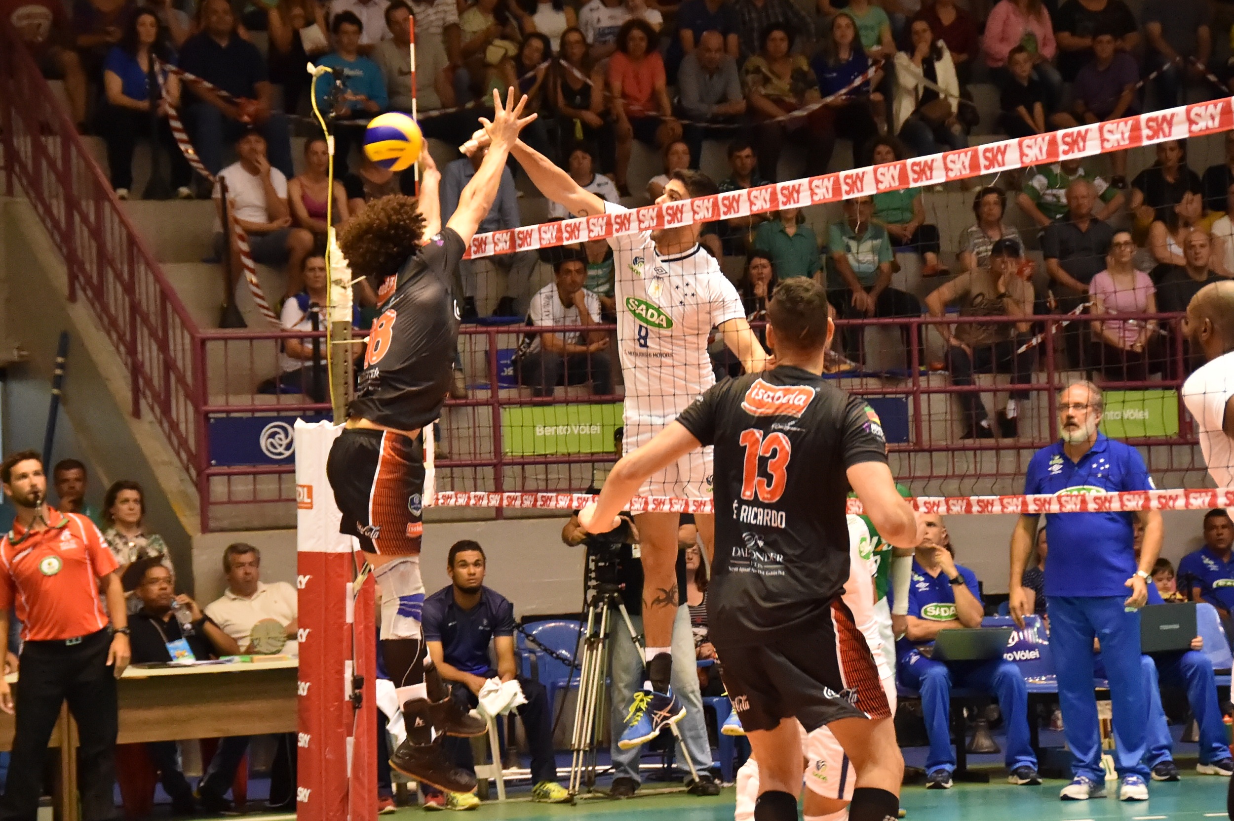 Sada Cruzeiro vence o Bento Vôlei/Isabela e é o único invicto