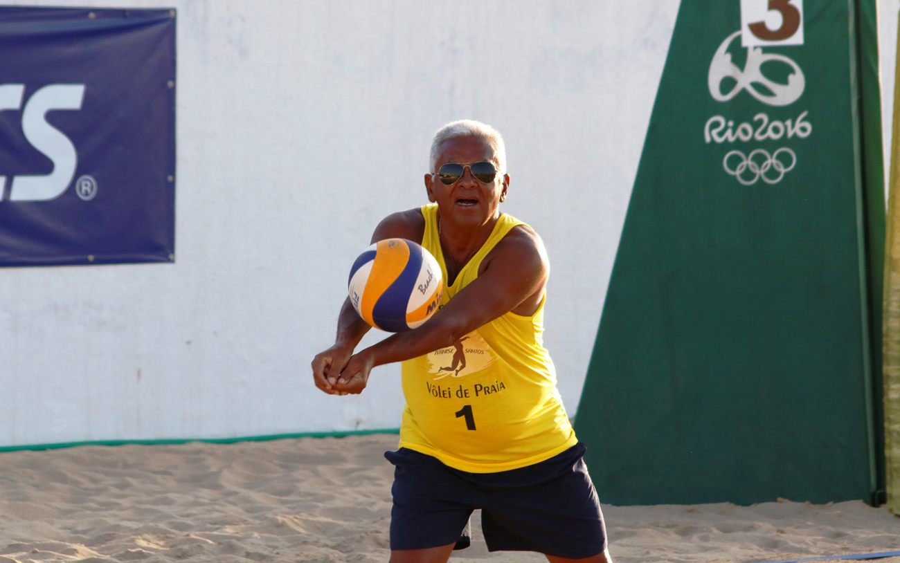 Aos 65 anos, Roberto Oliveira é um exemplo a ser seguido no vôlei de praia