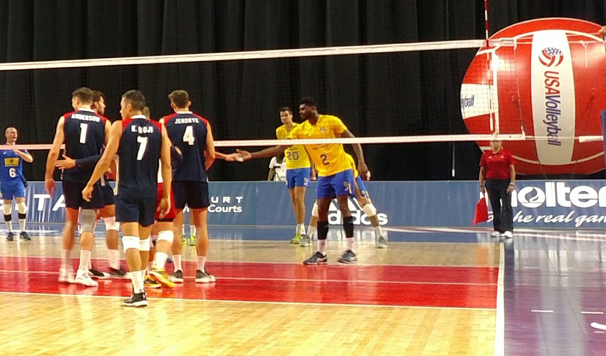 Após duas vitórias em casa, seleção venceu também jogando em Chicago, na noite desta sexta-feira, por 3 sets a 0