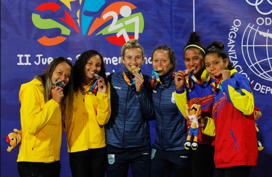 Brasil leva pratas no masculino e feminino no vôlei de praia