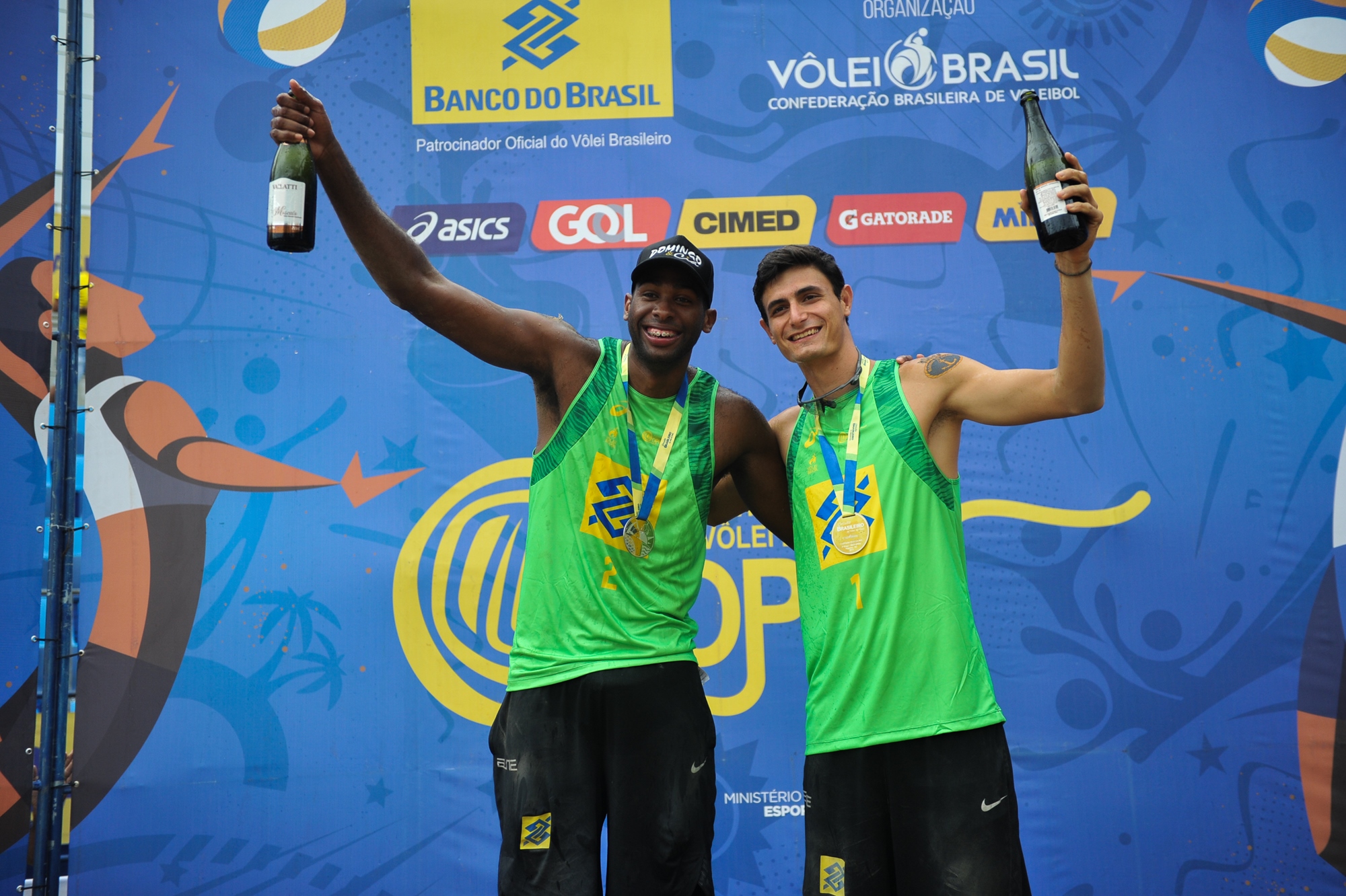 Campeões mundiais Evandro e André encerram ano perfeito com ouro em Itapema (SC)