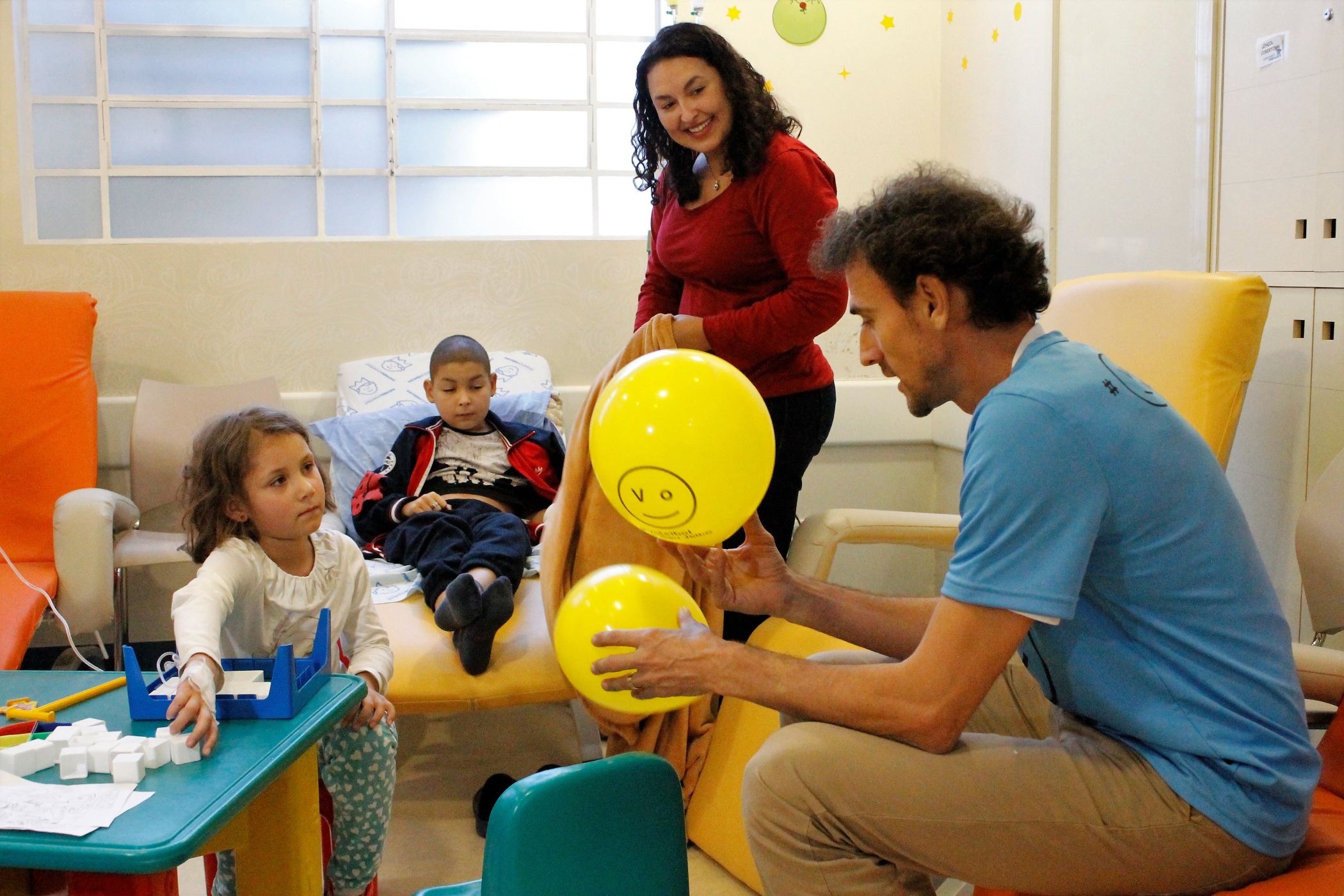 Giba, Emanuel e Lili levam alegria e diversão à crianças em mais três instituições