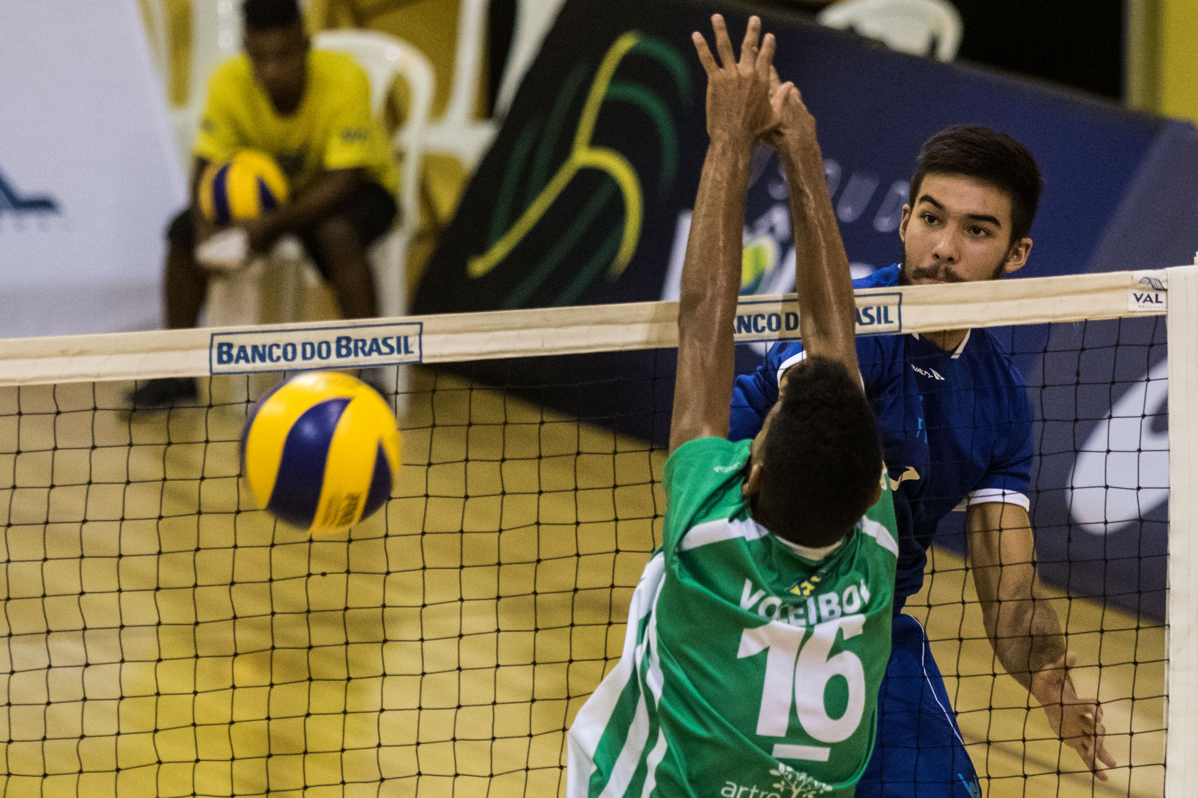 Jovem talento carioca usa a quadra para alçar voos mais altos na praia