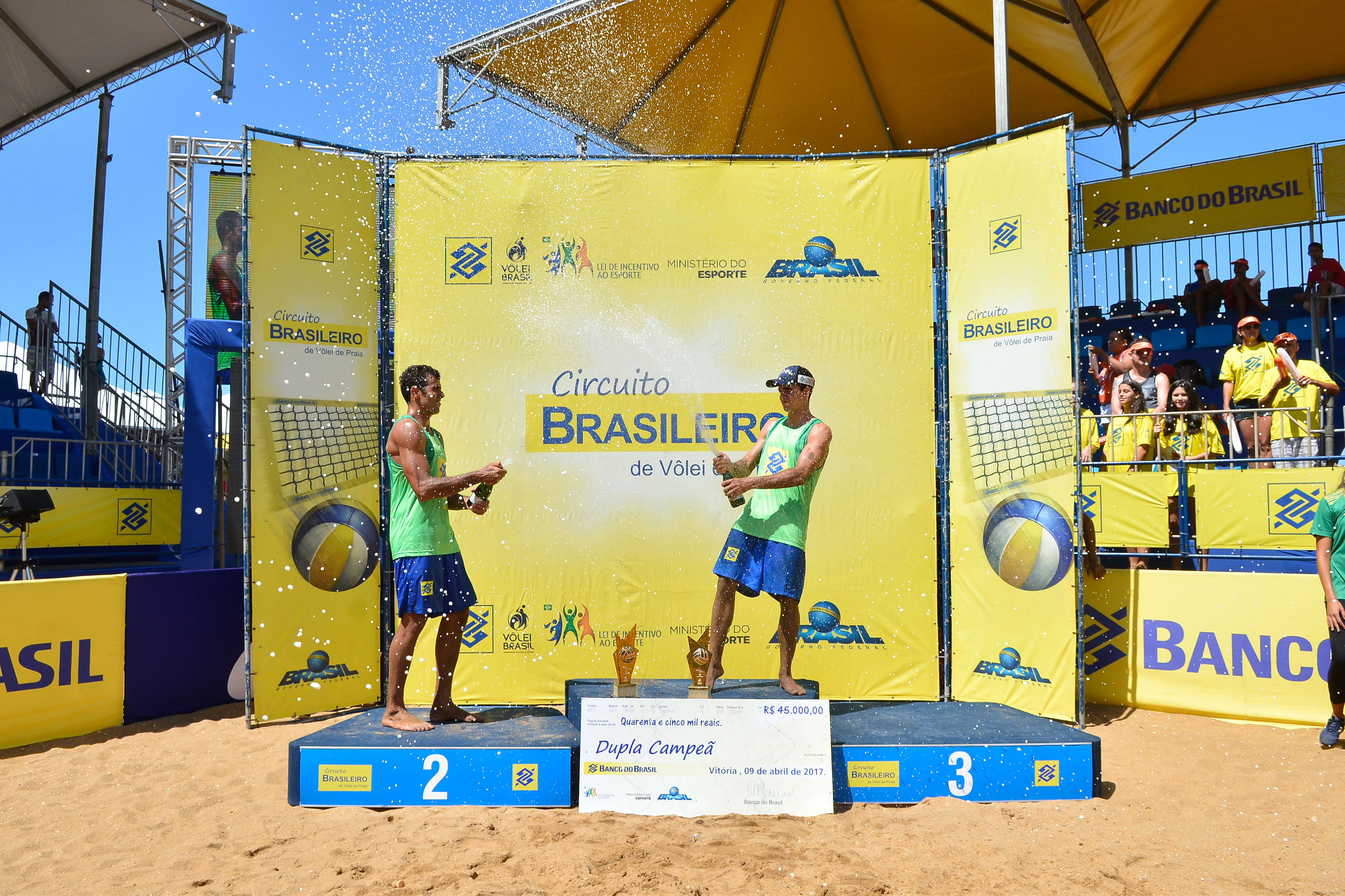 Pedro e Guto vencem campeões olímpicos e levam o ouro em Vitória