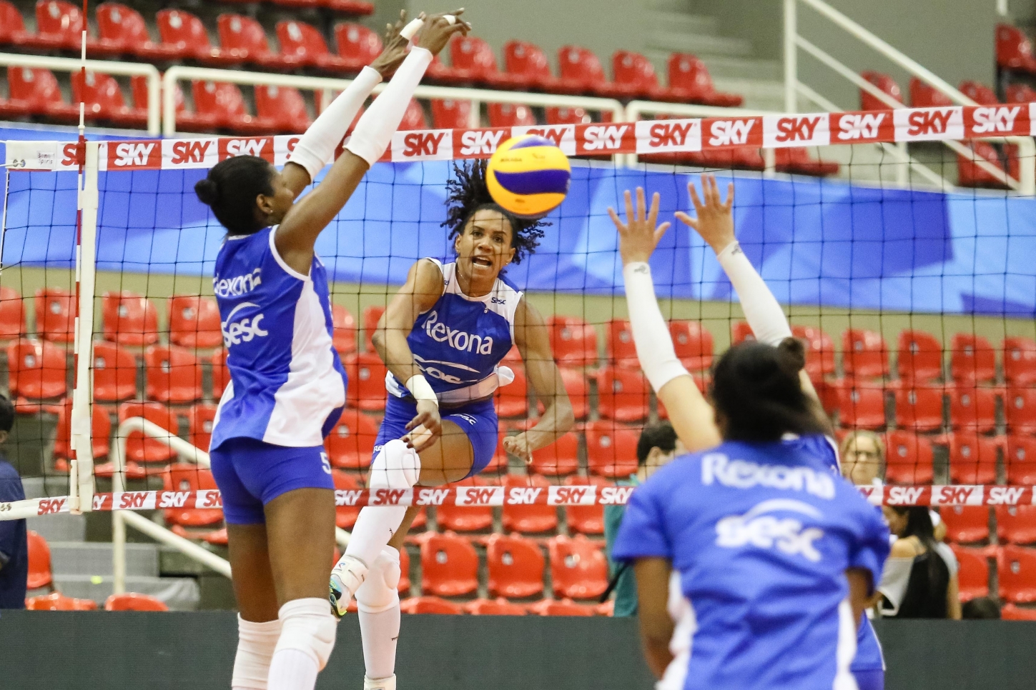 Rexona-Sesc e Vôlei Nestlé fazem primeiros treinos no ginásio da final