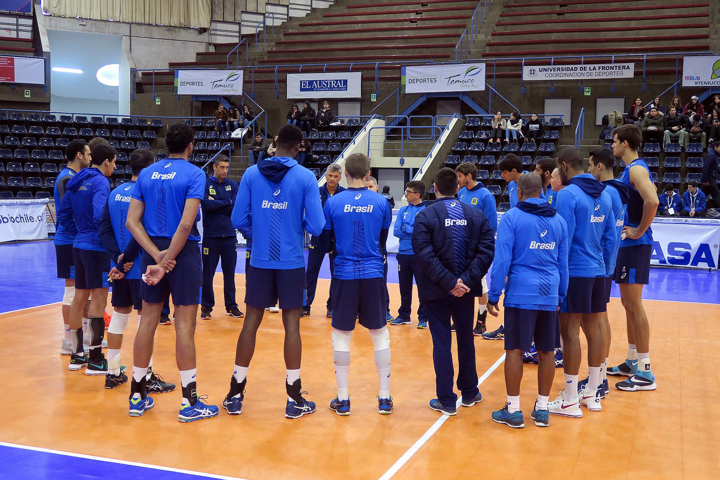 Seleção masculina treina no palco da estreia