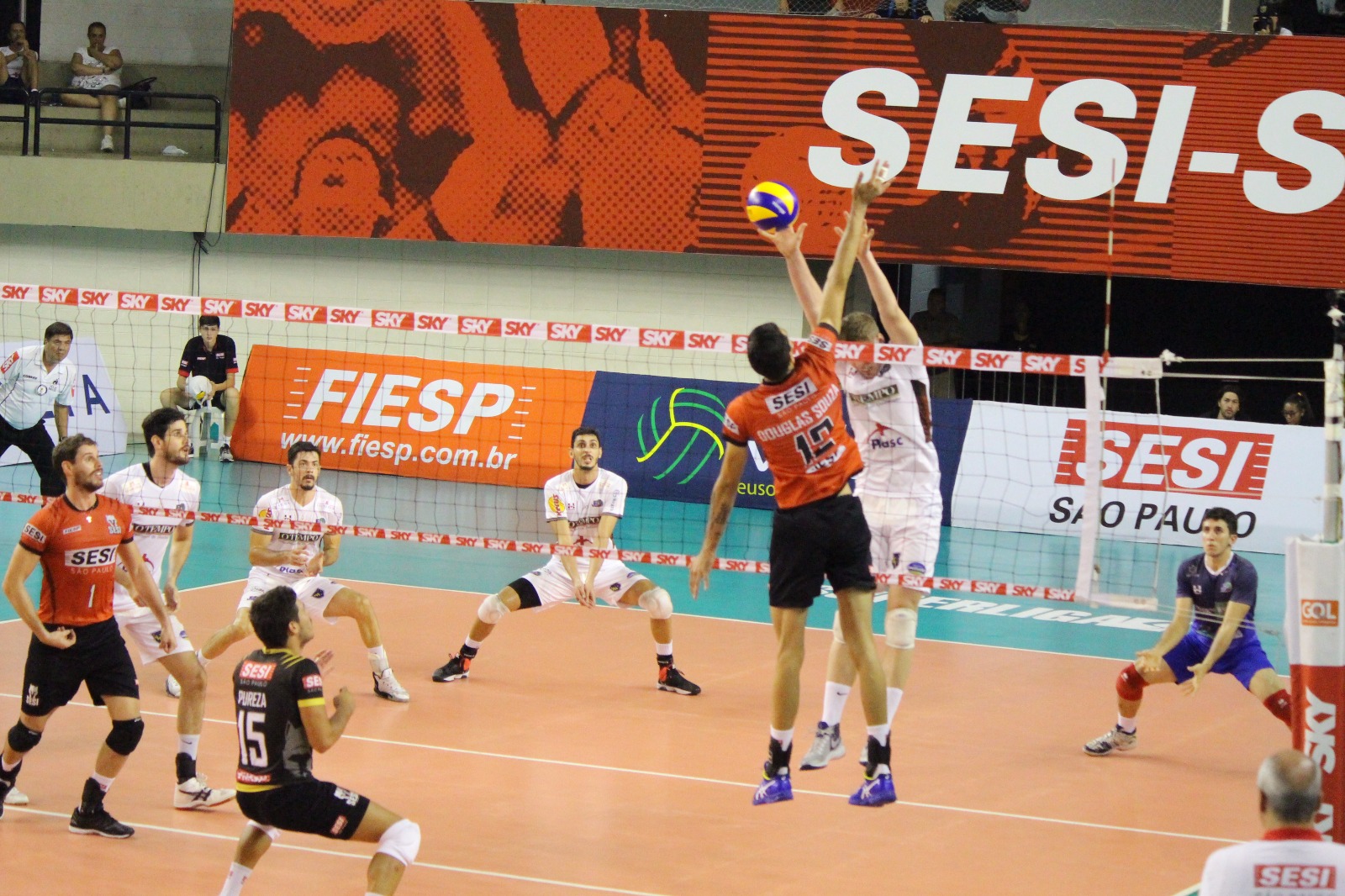 Sesi-SP vence JF Vôlei em casa com boa atuação de Douglas