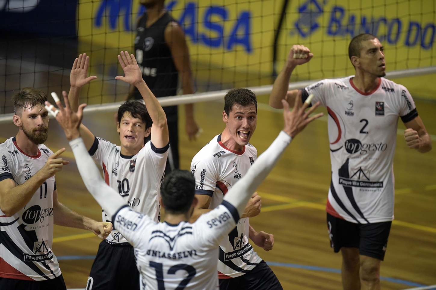 Três jogos fecham primeira rodada das quartas de final nesta terça-feira