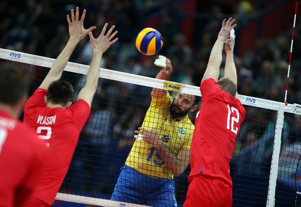 Brasil leva a melhor em clássico e bate a Rússia por 3 sets a 1