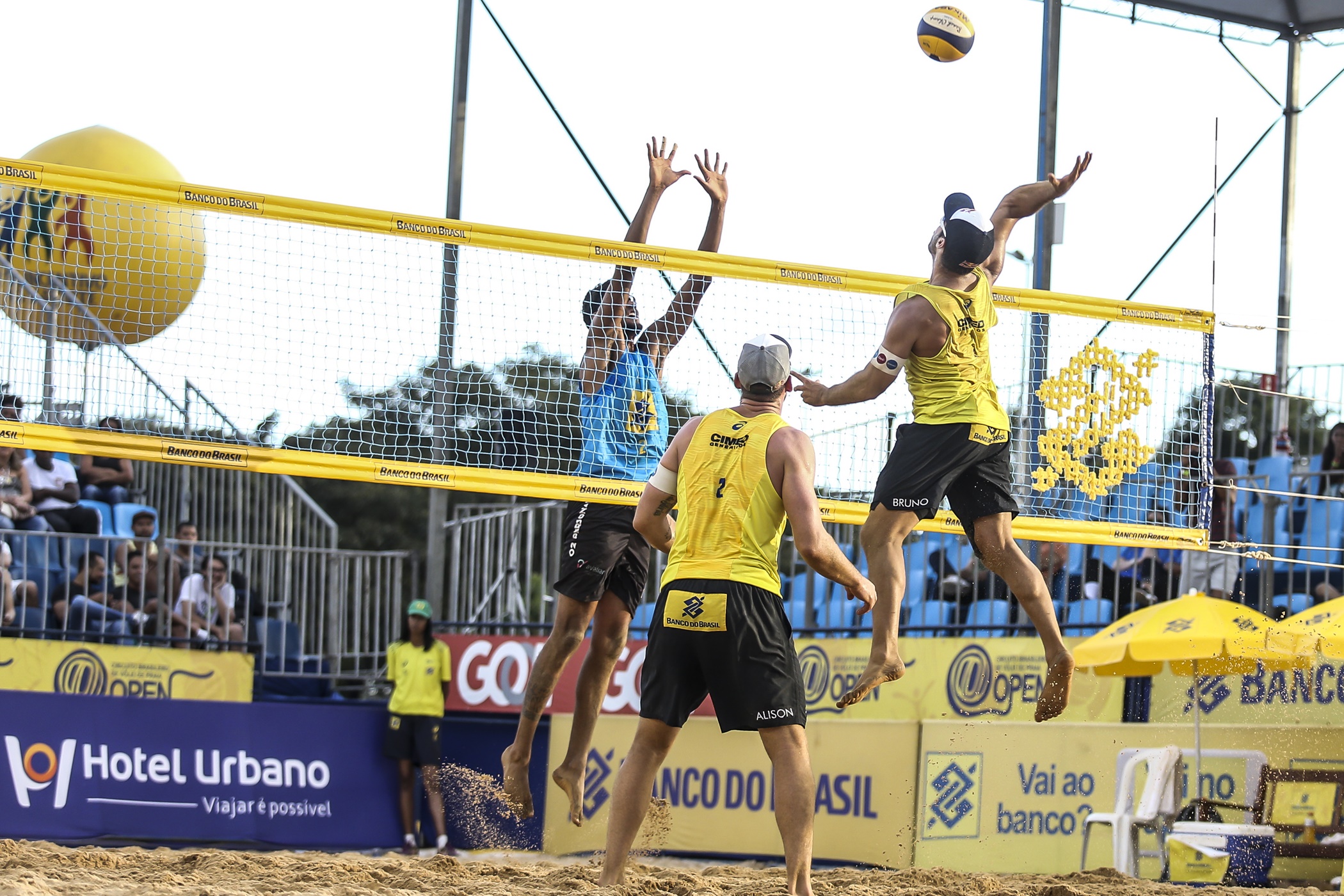 Brasilienses largam bem em casa no naipe masculino e avançam à fase eliminatória