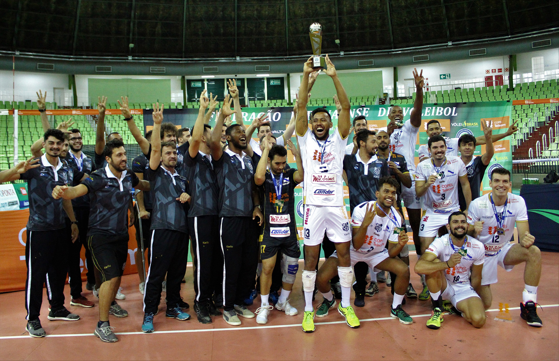 Caramuru Vôlei conquista o tricampeonato sobre o Copel Telecom/Maringá Vôlei