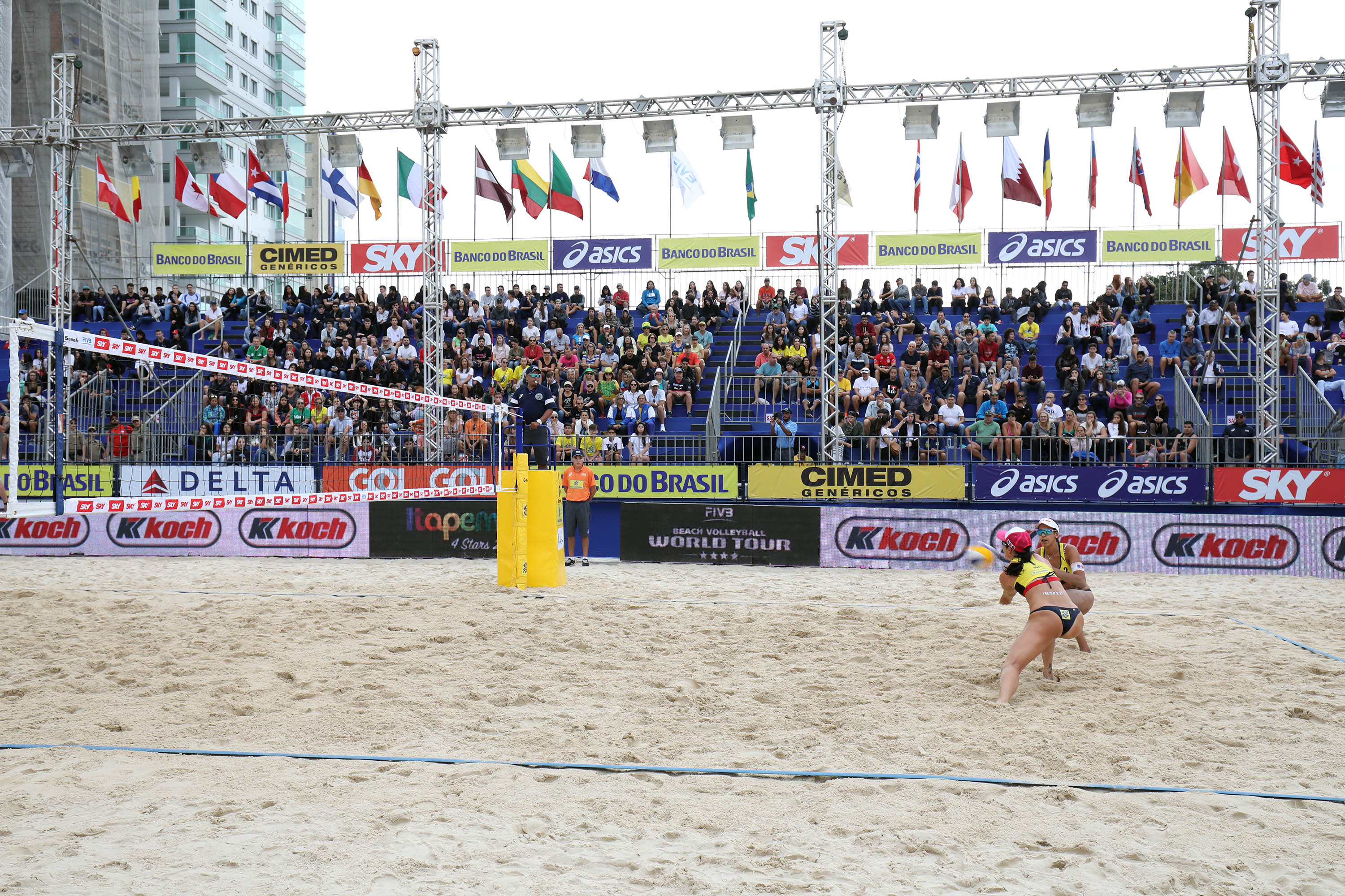 Com casa cheia, duplas brasileiras vão às oitavas de final no feminino em Itapema