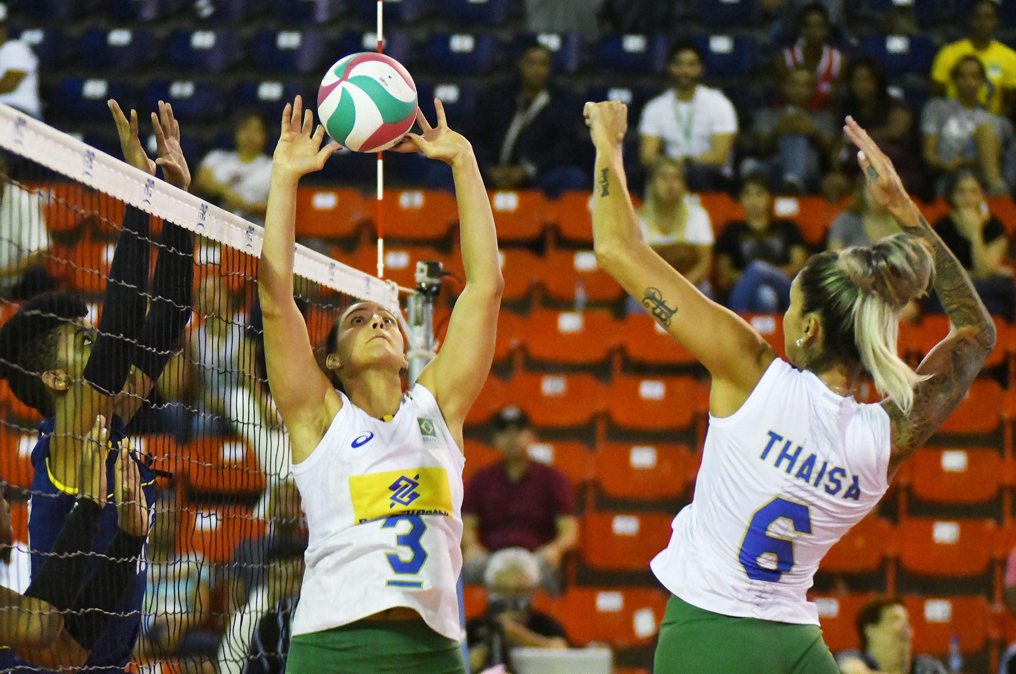 De virada, Brasil vence Colômbia e segue invicto 