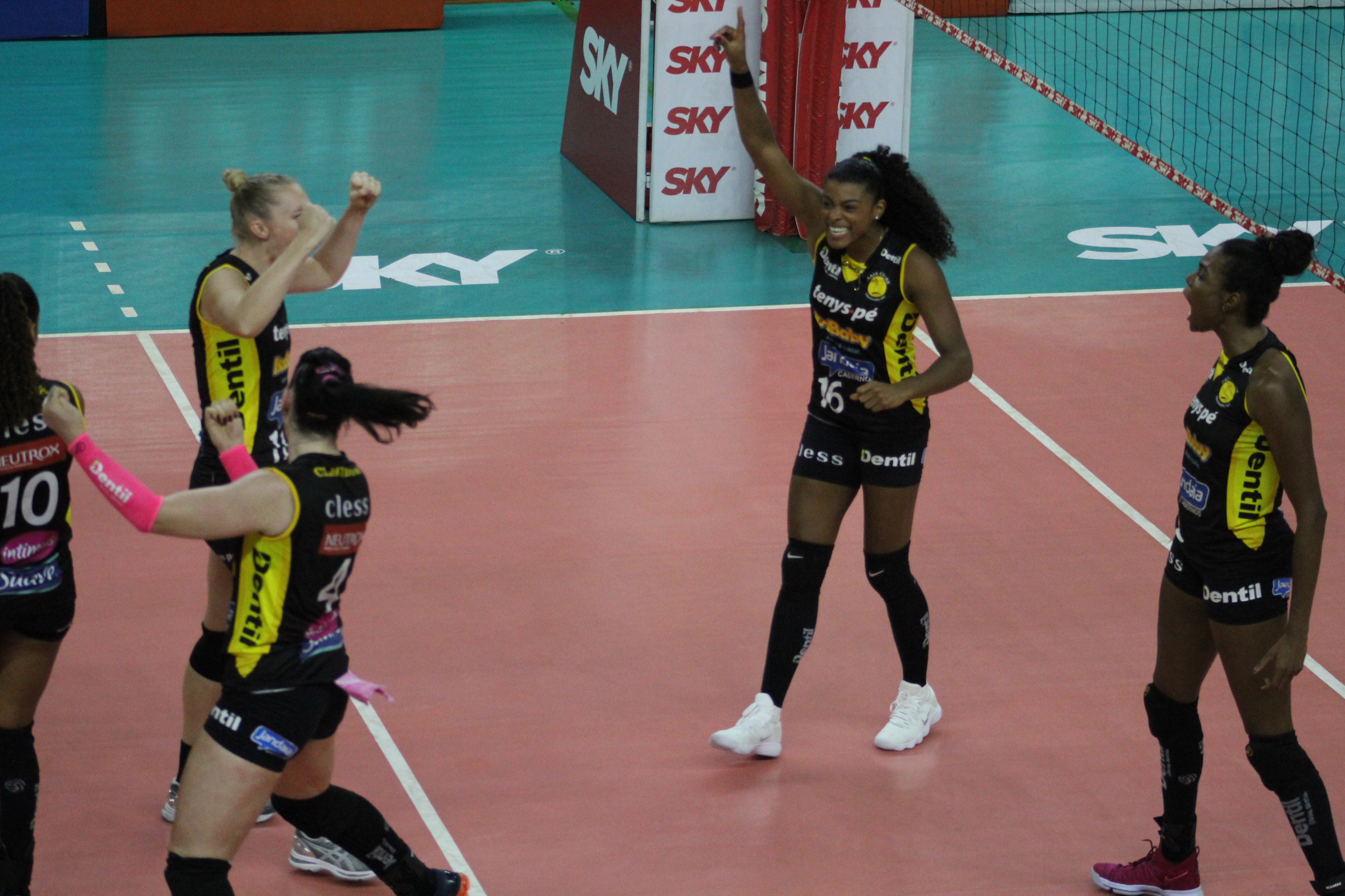 Dentil/Praia Clube vence Vôlei Nestlé e abre vantagem no playoff