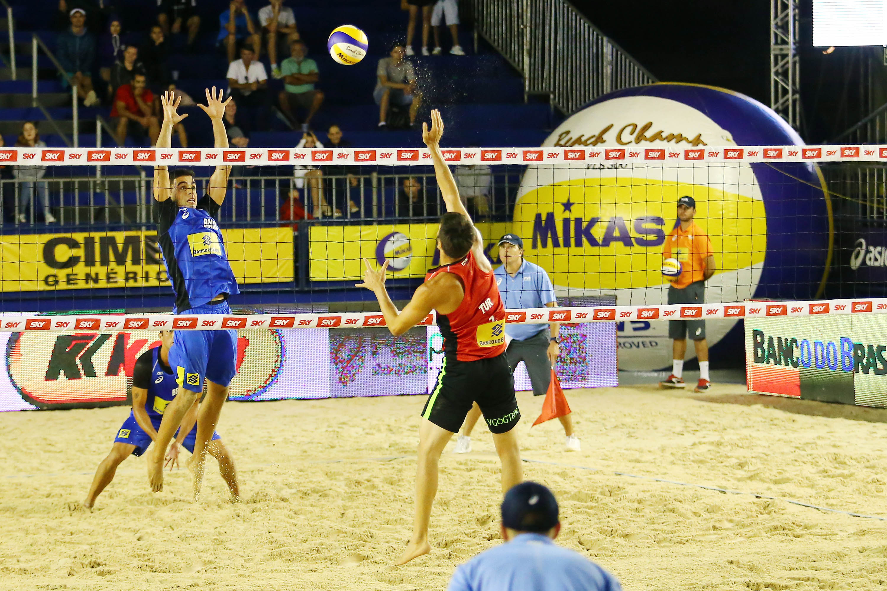 Evandro/André Stein e Vitor Felipe/Guto vão às quartas de final em Itapema