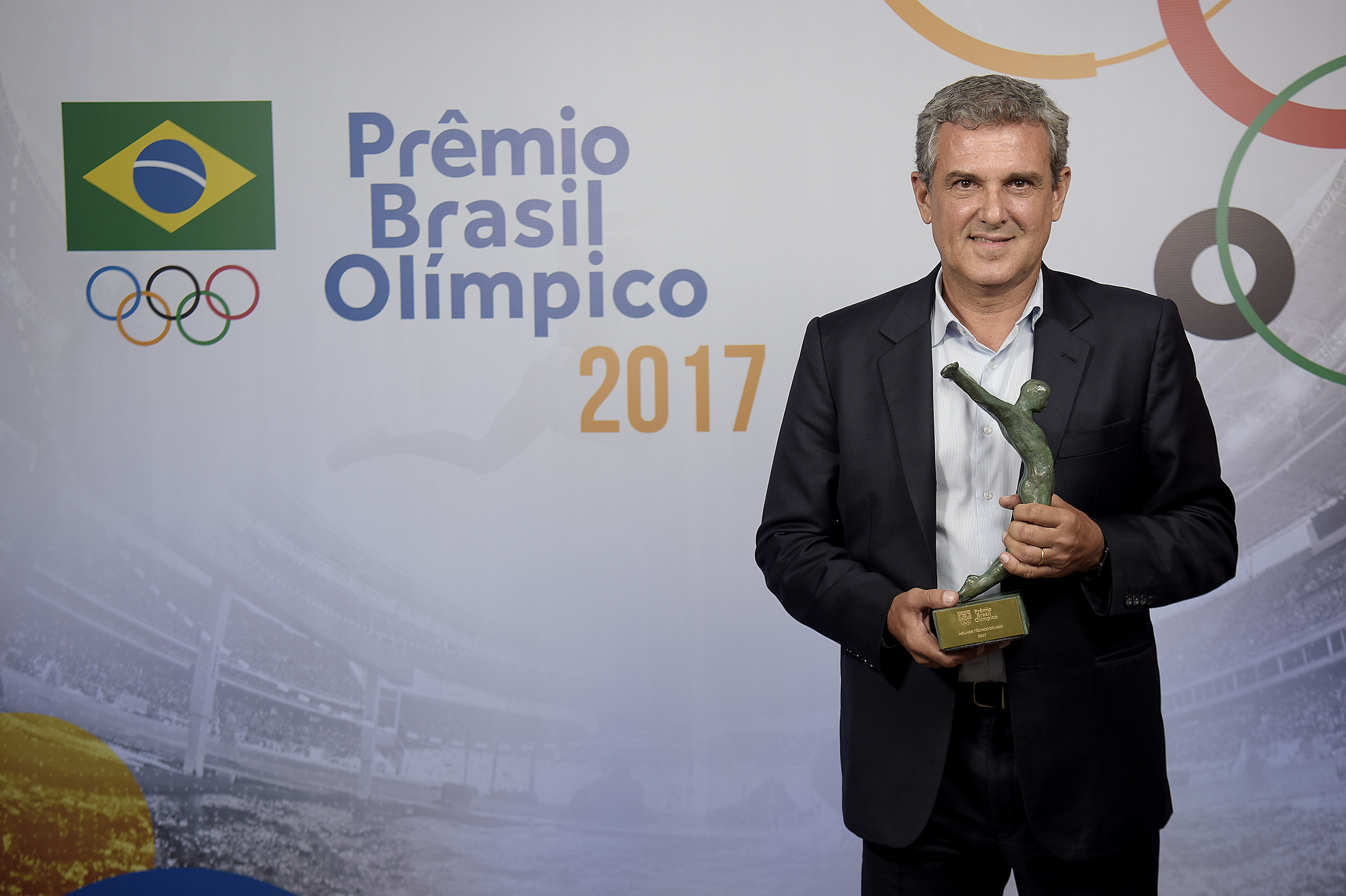 José Roberto Guimarães recebe prêmio do COB de melhor técnico de 2017 