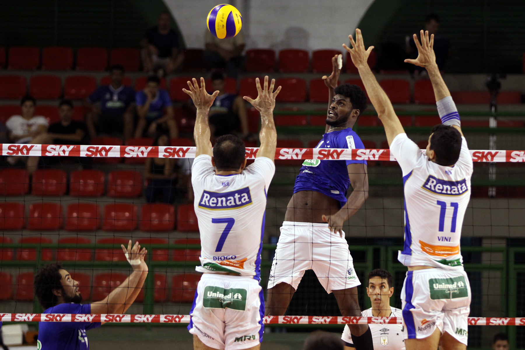 Na casa do adversário, Vôlei Renata vence o Sada Cruzeiro