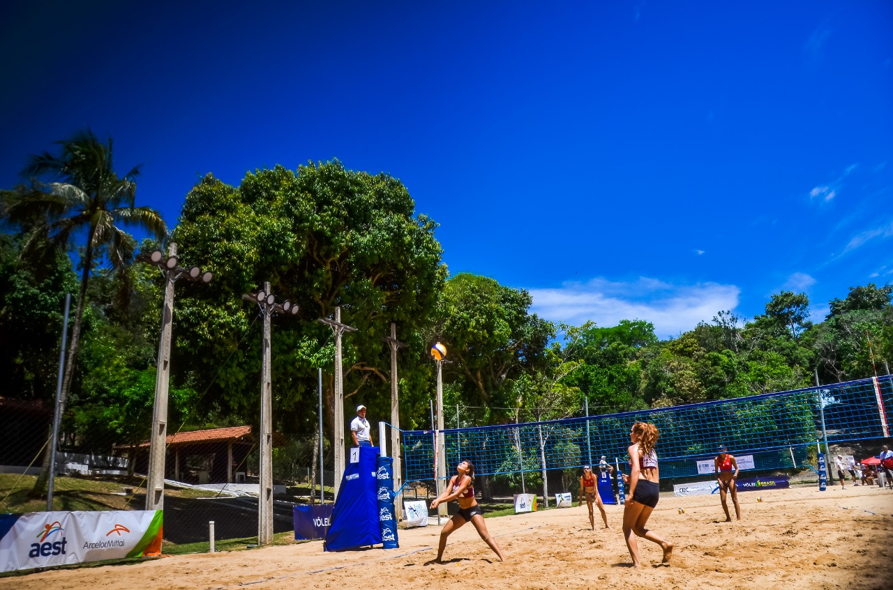 Semifinais são definidas no feminino e time da casa sai na frente no masculino