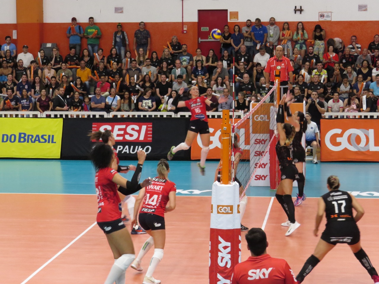 Sesi Vôlei Bauru supera Curitiba Vôlei em quatro sets 