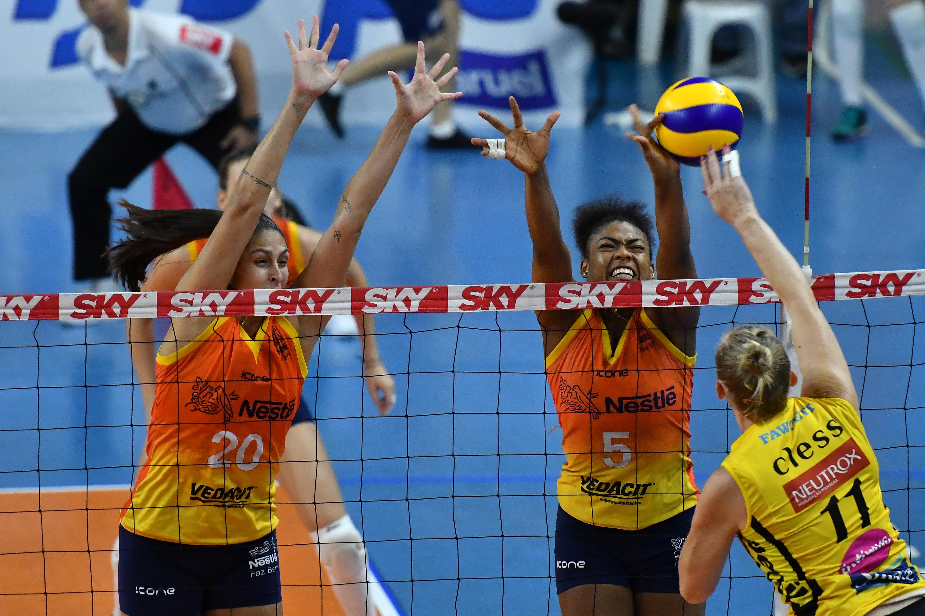 Vôlei Nestlé faz valer o fator casa e empata a série semifinal