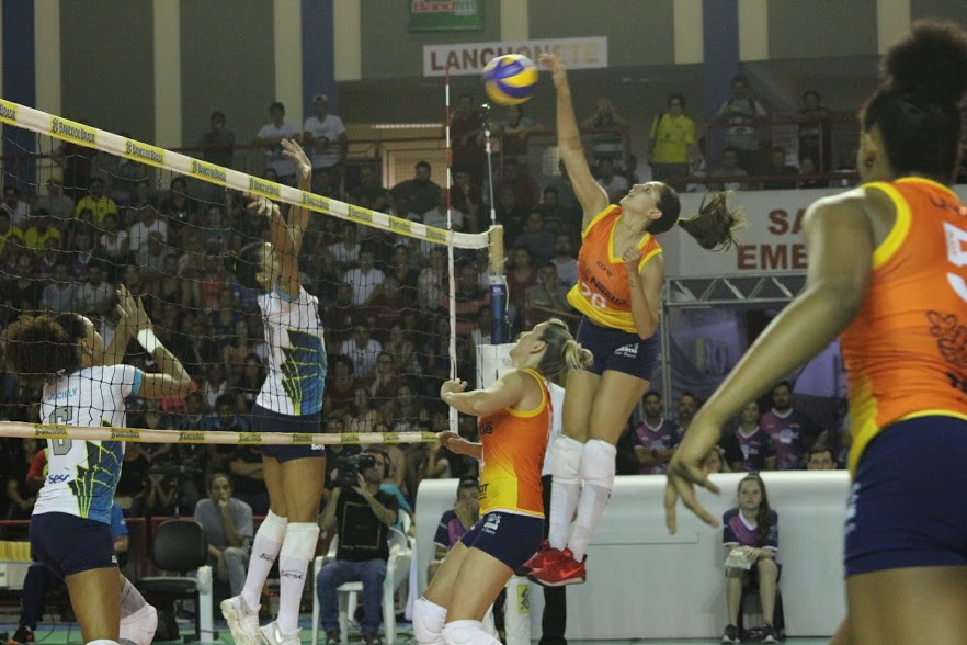 Vôlei Nestlé vence clássico contra o Sesc RJ e garante lugar na final 