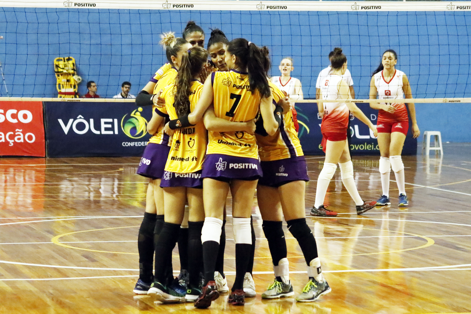 Vôlei Positivo/Londrina leva a melhor em casa e está na final