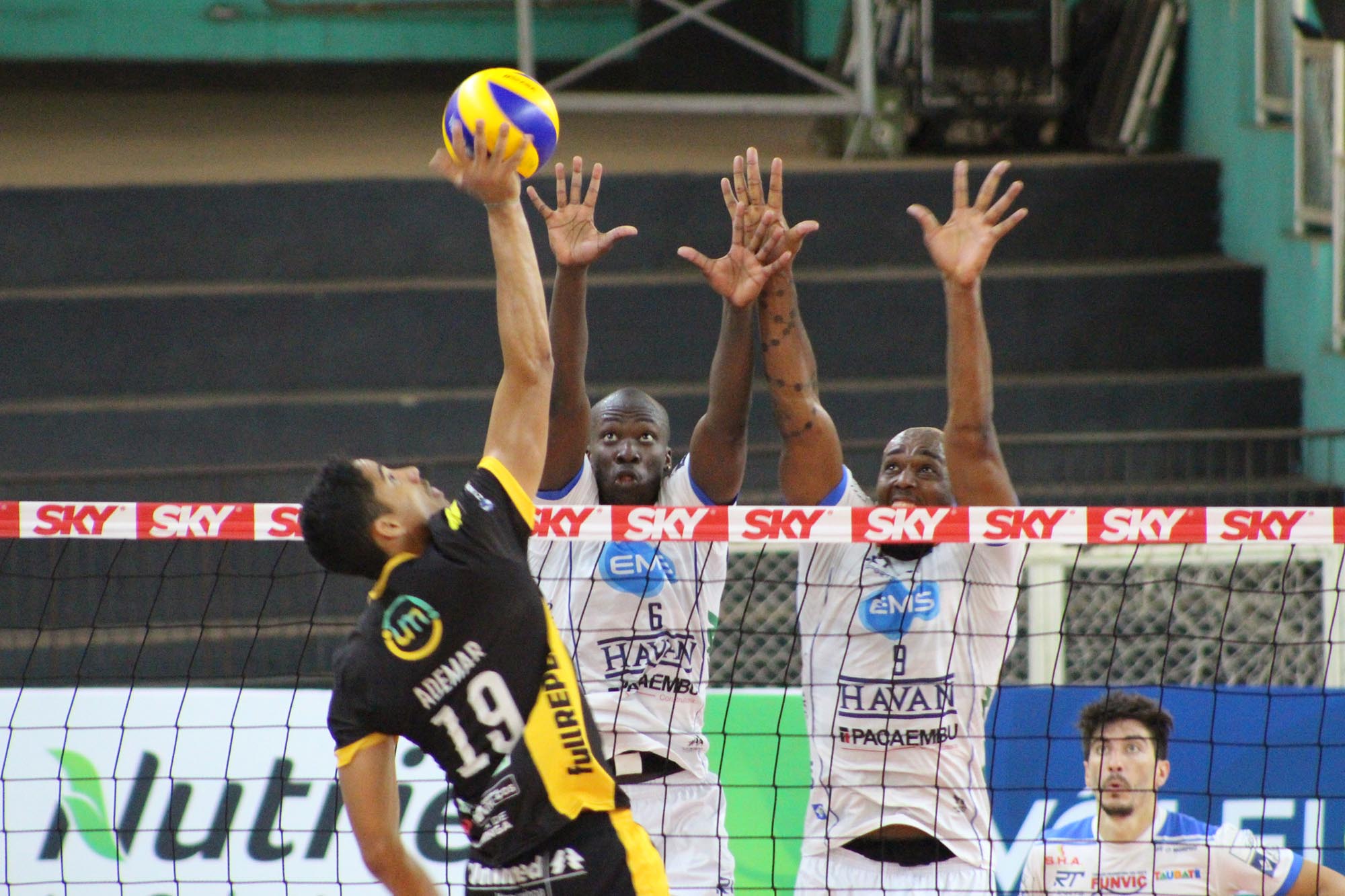 Vôlei UM Itapetininga conta com apoio da torcida e vence o EMS Taubaté Funvic 