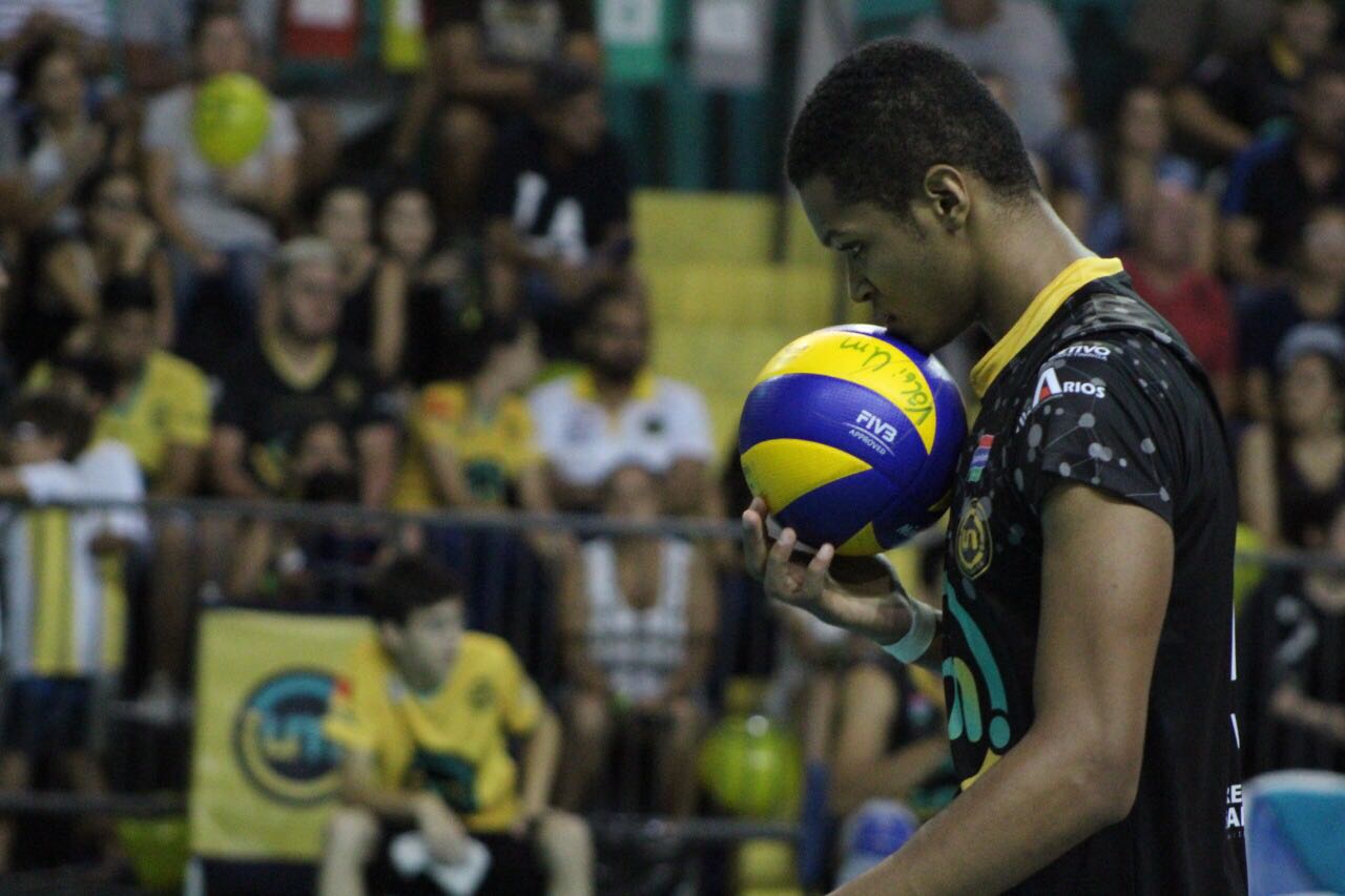 Vôlei UM Itapetininga vence outra vez e se isola na liderança