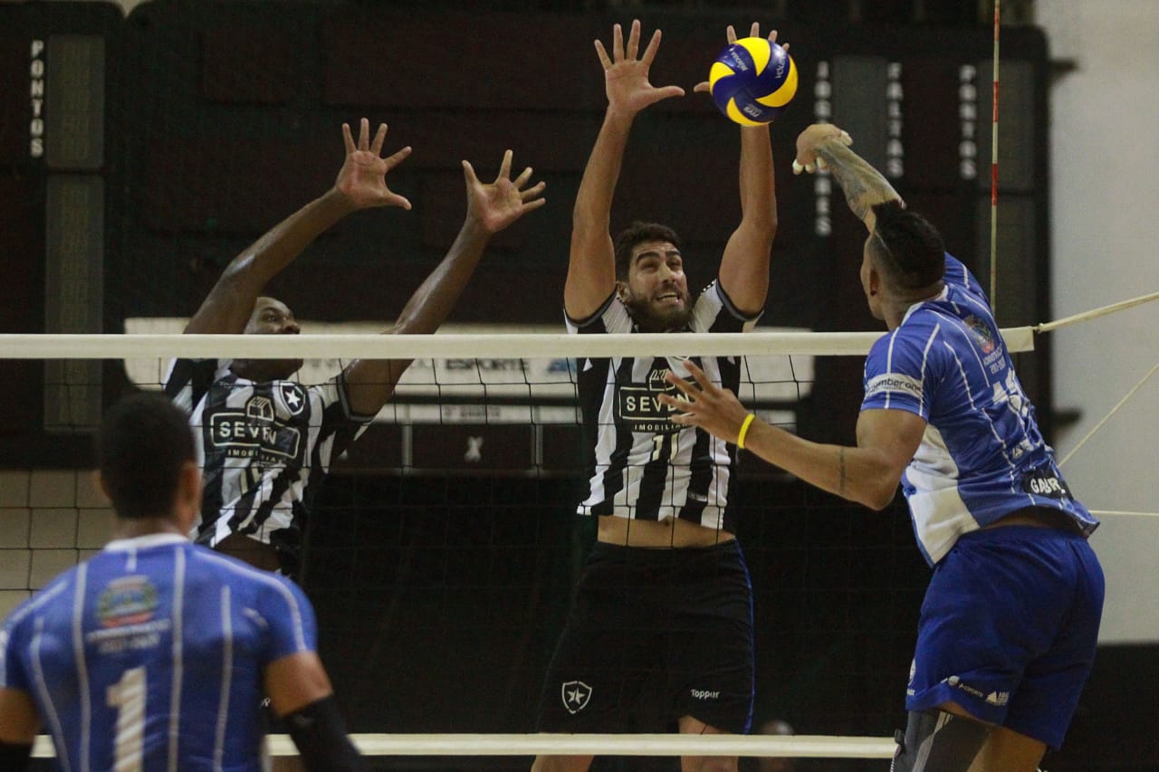 Botafogo aproveita fator casa e empata a série semifinal