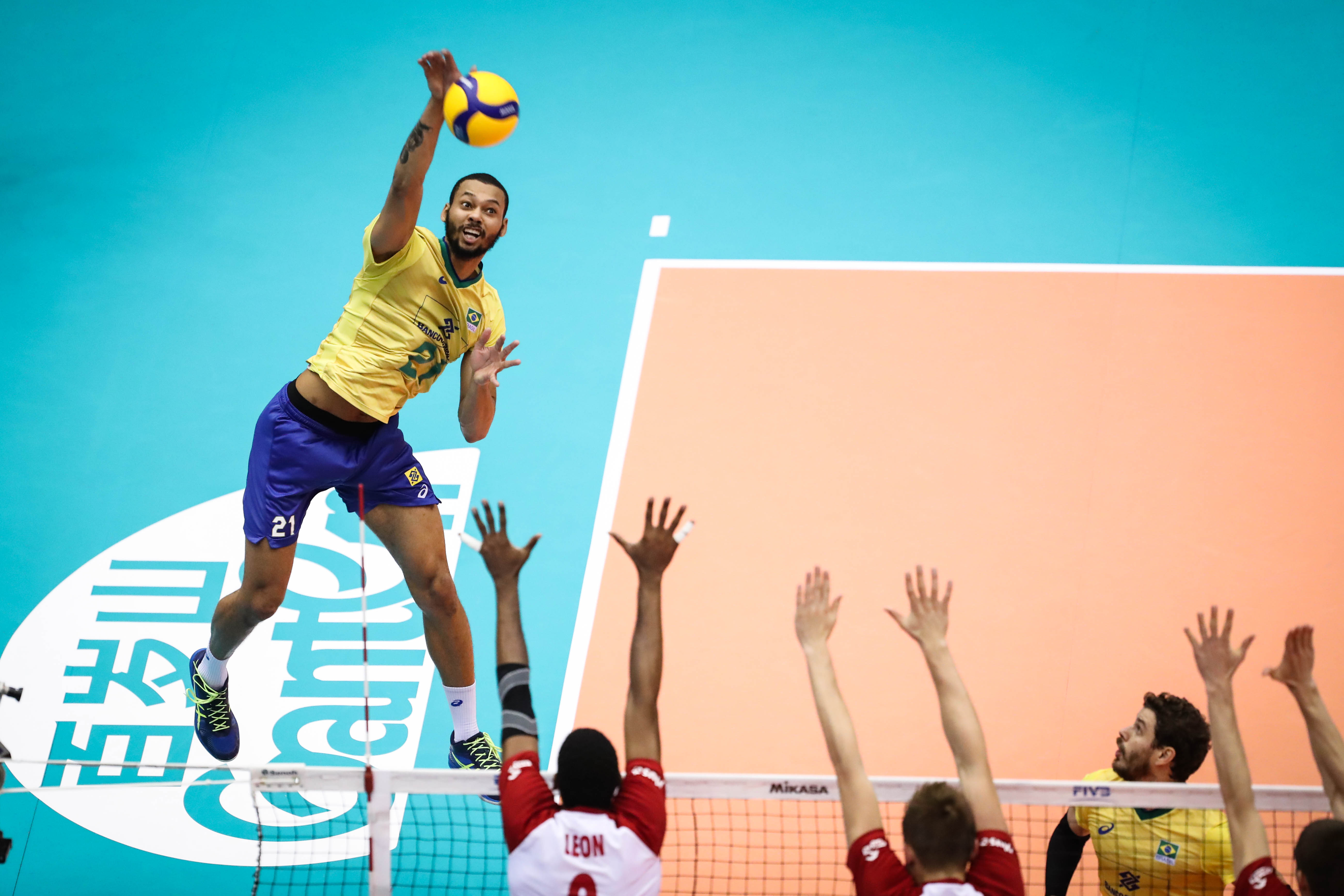 Brasil bate a Polônia em jogo emocionante e segue na liderança