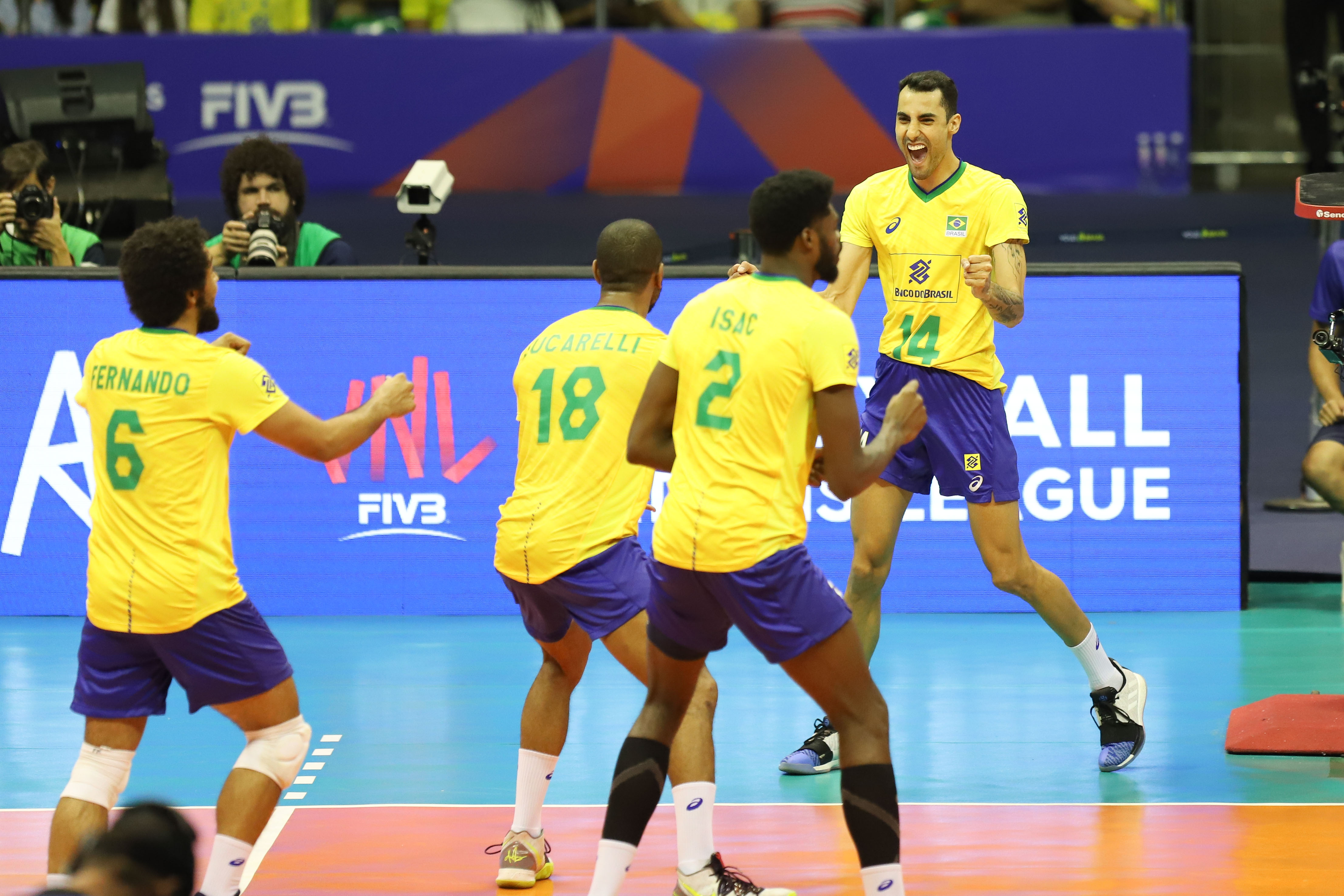 Brasil vence a Itália de virada na despedida de casa