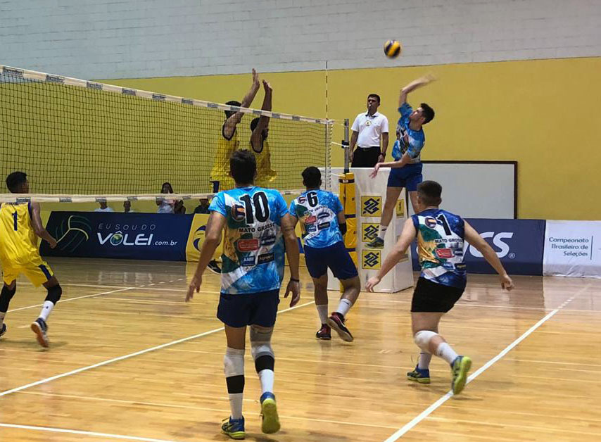 Ceará vence e lidera a classificação