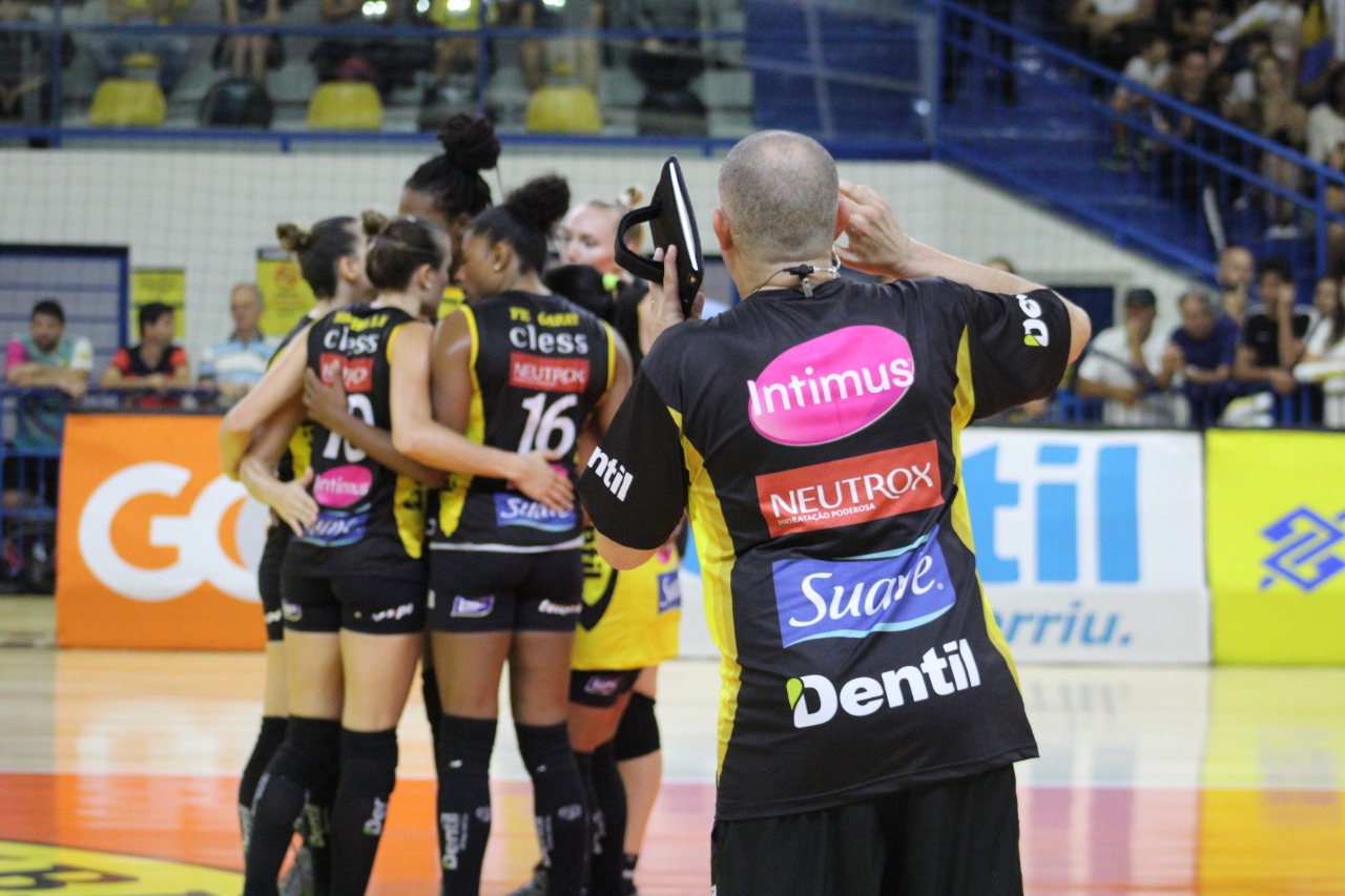 Dentil/Praia Clube vence Hinode Barueri  em quatro sets 