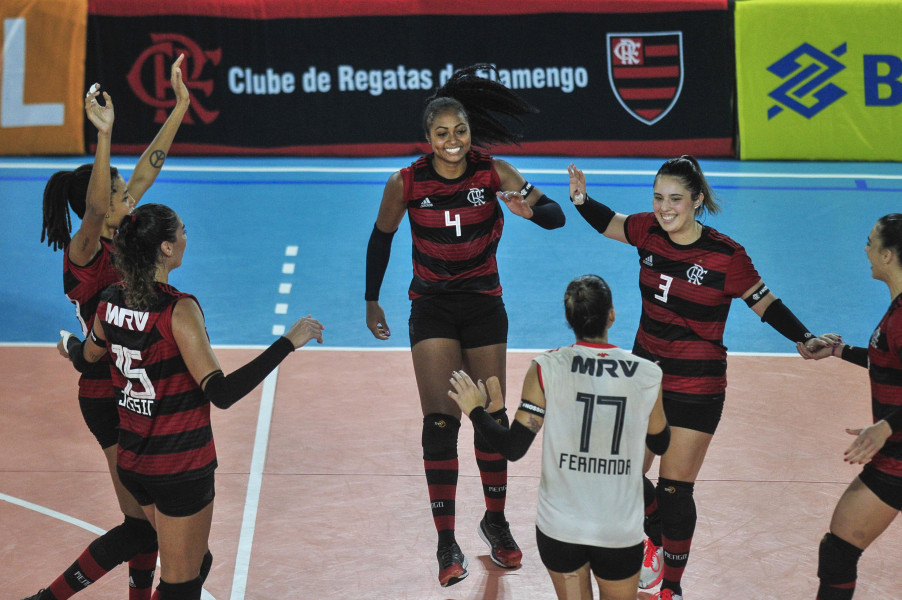 Embalado pela torcida, Flamengo vence e garante acesso à elite