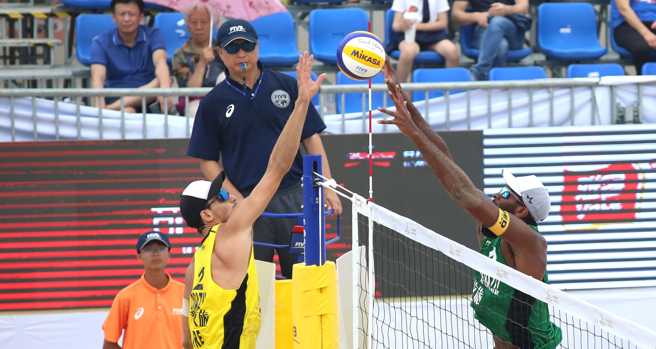 Evandro/Bruno disputa a final, e André/George busca o bronze na China 