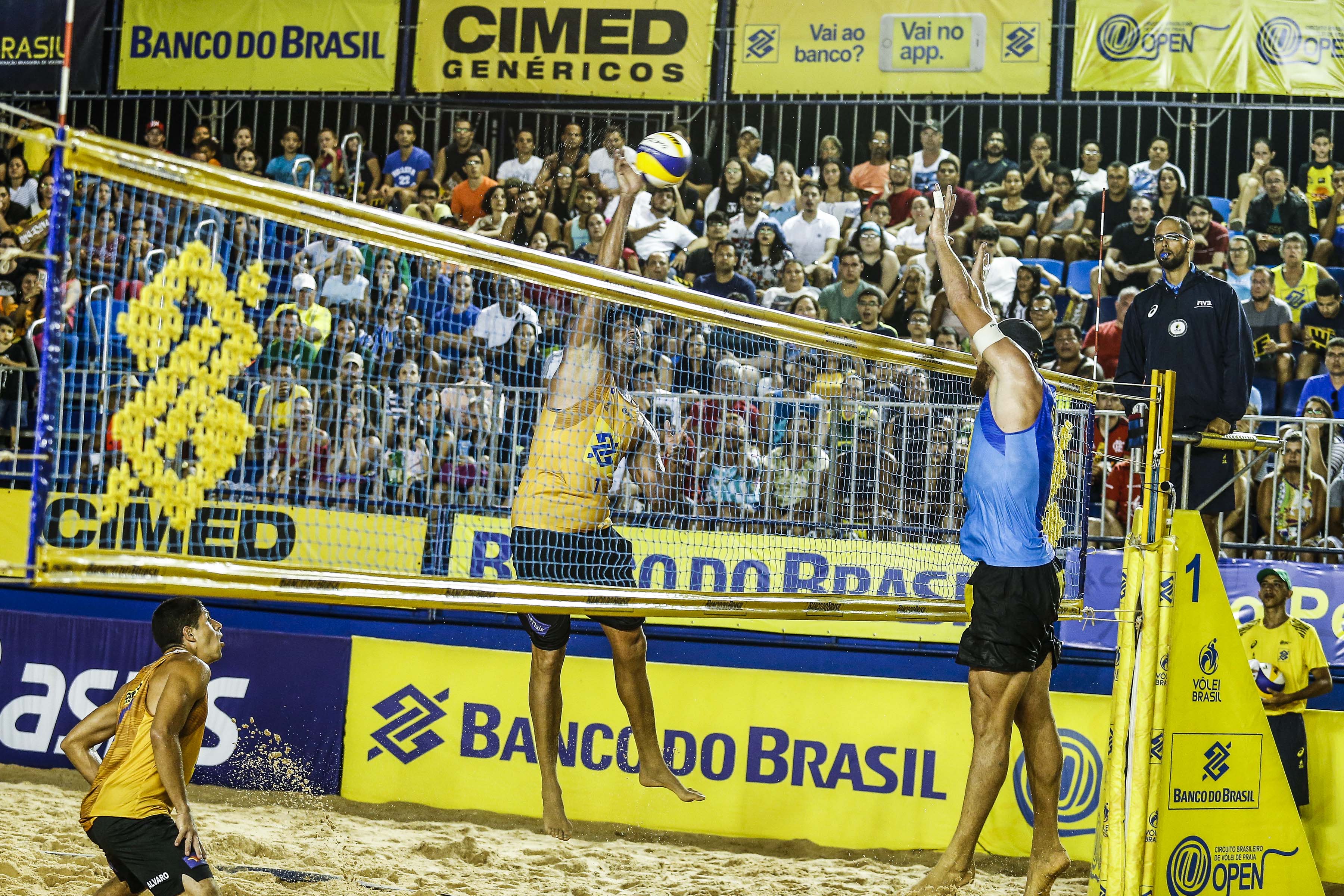 Evandro/Bruno Schmidt e Oscar/Alison fazem a final em João Pessoa (PB)